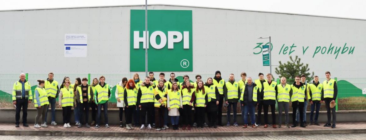 Logistics students from VŠE on excursion in DC Jažlovice